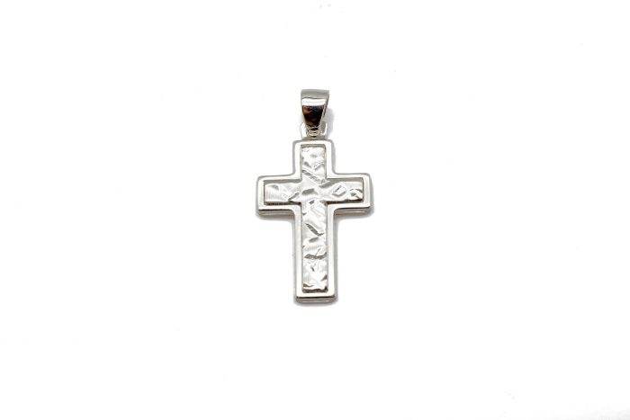 Ασημένιος επιπλατινωμένος, ανδρικός σταυρός με ανάγλυφη, "τσαλακωμένη" επιφάνεια