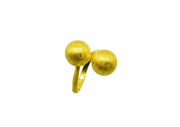 Χειροποίητο χρυσό δαχτυλίδι, 14 καρατίων, με δύο χρυσές μπίλιες διαμέτρου 10.3 mm με σαγρέ επεξεργασία