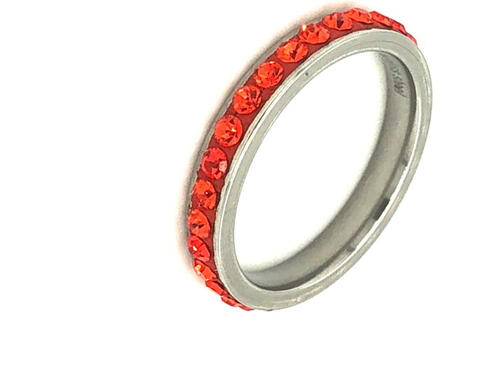 Ατσάλινο δαχτυλίδι-βεράκι σε ασημί χρώμα, στολισμένο με πορτοκαλί πέτρες swarovski