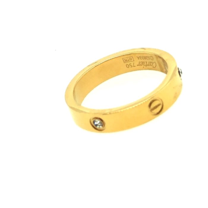 Ατσάλινο unisex δαχτυλίδι-βεράκι σε χρυσό χρώμα με σχέδιο ανάγλυφες βίδες και λευκά ζιργκόν