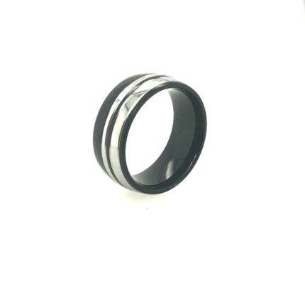 Ανδρικό ατσάλινο δαχτυλίδι σε ασημί χρώμα με λουστρέ επεξεργασία και γραμμικά μαύρα σχέδια