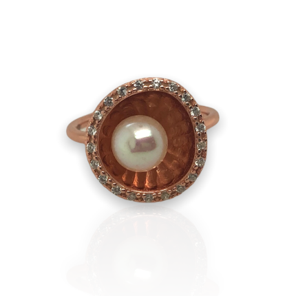 Ασημένιο, 925, ροζ επιχρυσωμένο δαχτυλίδι, στολισμένο με μαργαριτάρι και λευκά ζιργκόν.