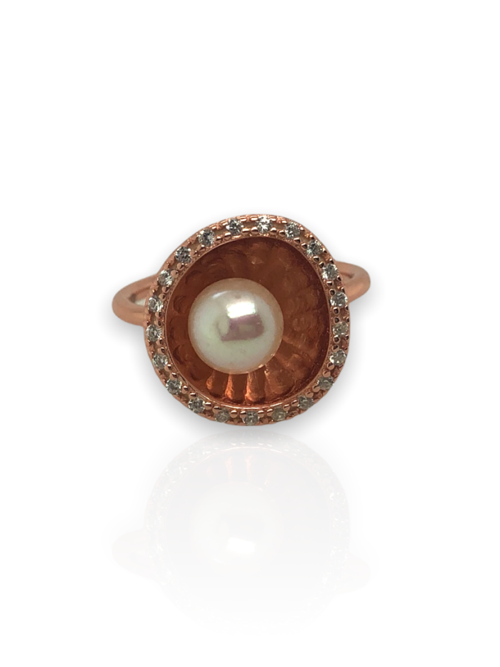 Ασημένιο, 925, ροζ επιχρυσωμένο δαχτυλίδι, στολισμένο με μαργαριτάρι και λευκά ζιργκόν.