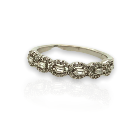 Ασημένιο, 925, επιπλατινωμένο δαχτυλίδι με ροζέτες, στολισμένες με λευκά ζιργκόν.