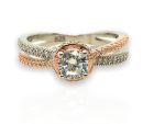 Ασημένιο, 925, επιπλατινωμένο δαχτυλίδι, με κεντρική ροζέτα και δίχρωμο χιαστί, στολισμένο με λευκά ζιργκόν.