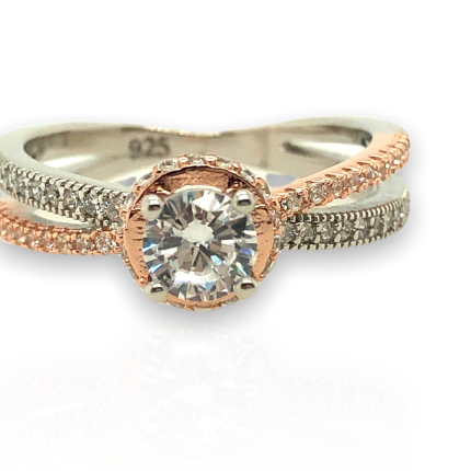 Ασημένιο, 925, επιπλατινωμένο δαχτυλίδι, με κεντρική ροζέτα και δίχρωμο χιαστί, στολισμένο με λευκά ζιργκόν.
