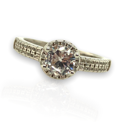 Ασημένιο, 925, επιπλατινωμένο δαχτυλίδι με κεντρική ροζέτα και σειρέ στα πλαινά, στολισμένο με λευκά ζιργκόν.