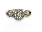 Ασημένιο, 925, επιπλατινωμένο δαχτυλίδι, με κεντρική ροζέτα, στολισμένο με λευκά ζιργκόν.