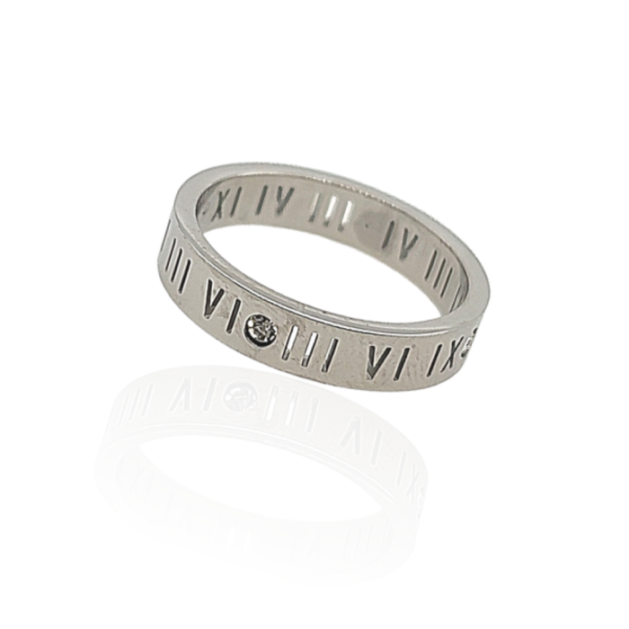 Ατσάλινο βεράκι- δαχτυλίδι, με λατινικούς αριθμούς και λευκά ζιργκόν, σε ασημί χρώμα