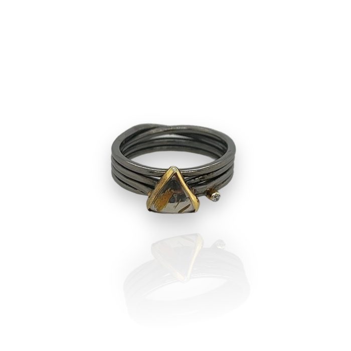 Nina Gold E-shop | Χειροποίητο κόσμημα, Πύργος Ηλείας Ασημένιο, 925, χειροποίητο δαχτυλίδι με οξειδωμένη επιφάνεια και με επιχρυσωμένο καστόνι, στολισμένο με ορυκτό ρουτίλιο
