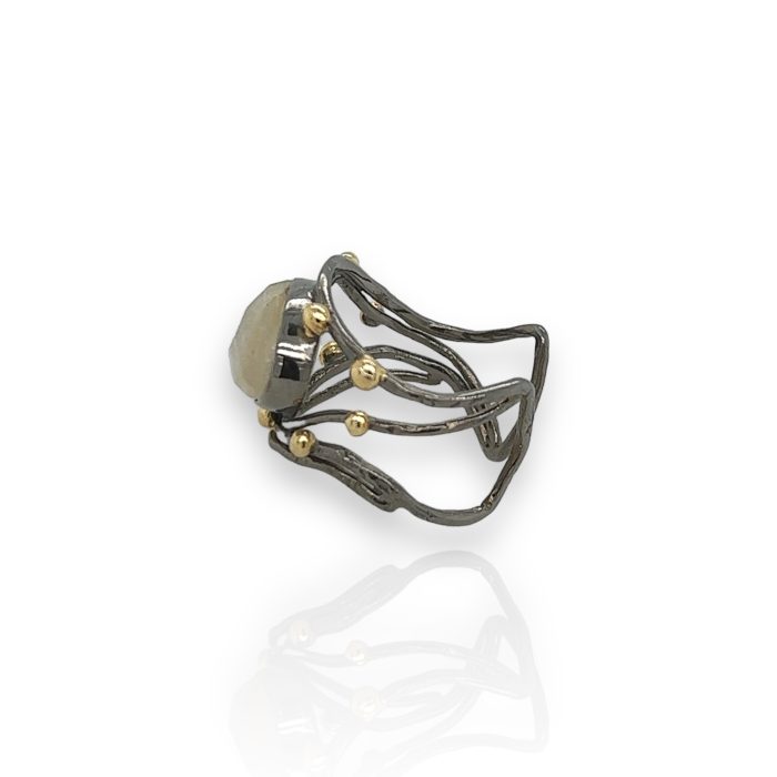 Nina Gold E-shop | Χειροποίητο κόσμημα, Πύργος Ηλείας Ασημένιο, 925, χειροποίητο φαρδύ δαχτυλίδι με οξειδωμένη επιφάνεια και με επιχρυσωμένα στοιχεία, στολισμένο με ορυκτό ρουτίλιο