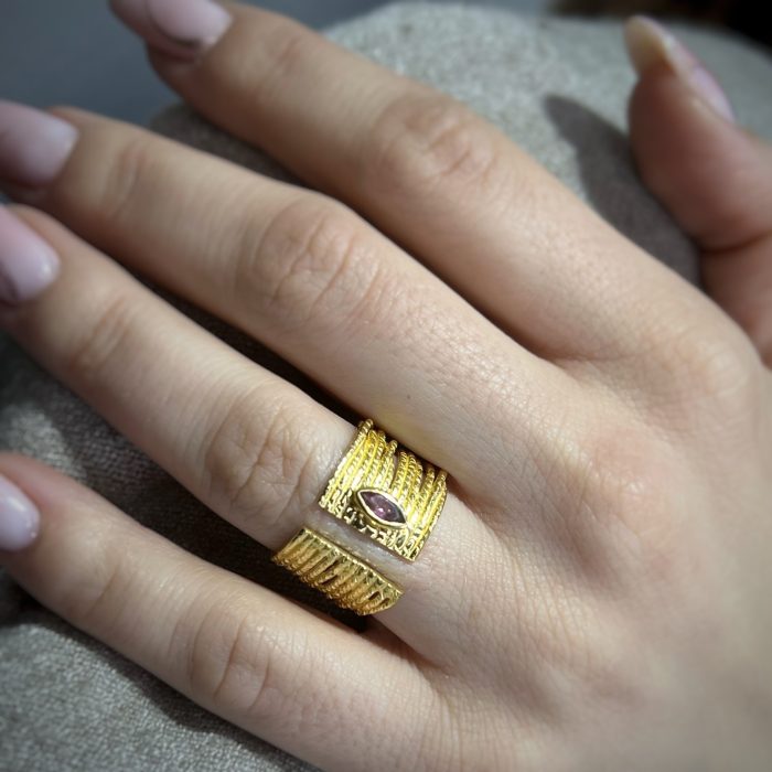 Nina Gold E-shop | Χειροποίητο κόσμημα, Πύργος Ηλείας Ασημένιο, 925, επιχρυσωμένο φαρδύ χειροποίητο δαχτυλίδι, one size, στολισμένο με ορυκτή τουρμαλίνη