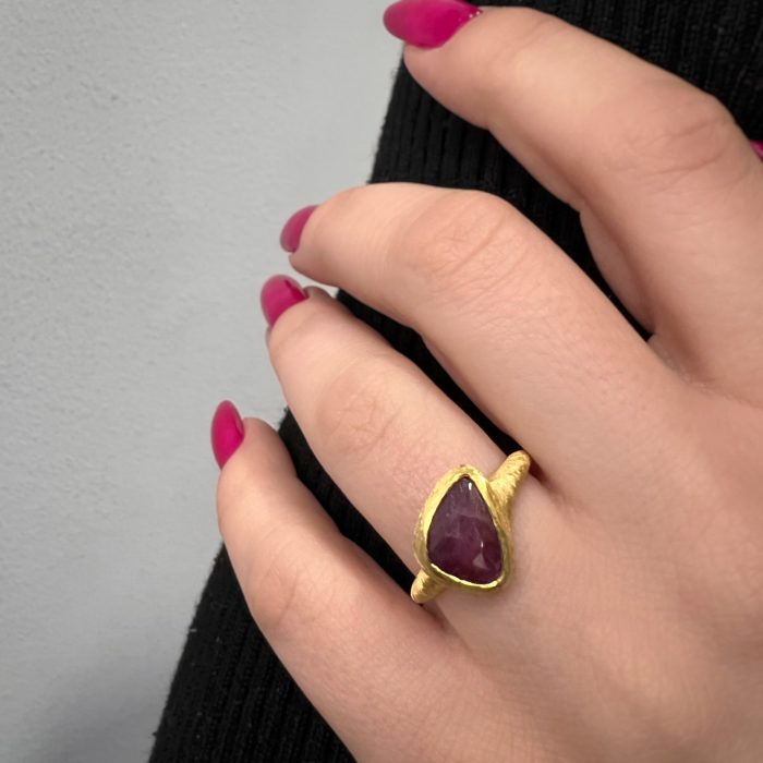 Nina Gold E-shop | Χειροποίητο κόσμημα, Πύργος Ηλείας Χειροποίητο χρυσό, 14 καρατίων, γυναικείο δαχτυλίδι σε ματ σαγρέ επεξεργασία και ορυκτή πέτρα ρουμπίνι