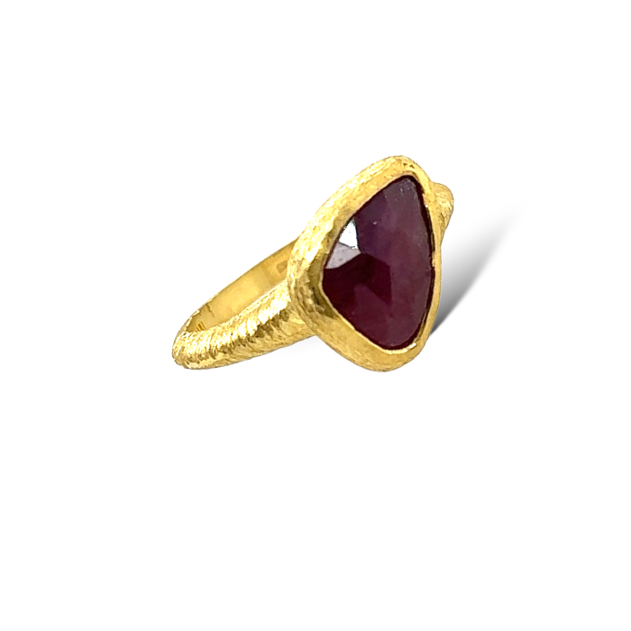Nina Gold E-shop | Χειροποίητο κόσμημα, Πύργος Ηλείας Χειροποίητο χρυσό, 14 καρατίων, γυναικείο δαχτυλίδι σε ματ σαγρέ επεξεργασία και ορυκτή πέτρα ρουμπίνι