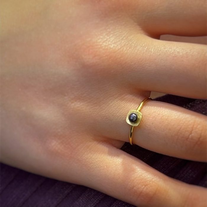 Nina Gold E-shop | Χειροποίητο κόσμημα, Πύργος Ηλείας Χρυσό, 14 καρατίων, χειροποίητο δαχτυλίδι, one size, με μαύρο μαργαριταράκι